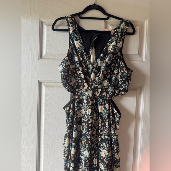 Willow Backless Floral Maxi Dress - Black and Cream - Picture 2 of 4